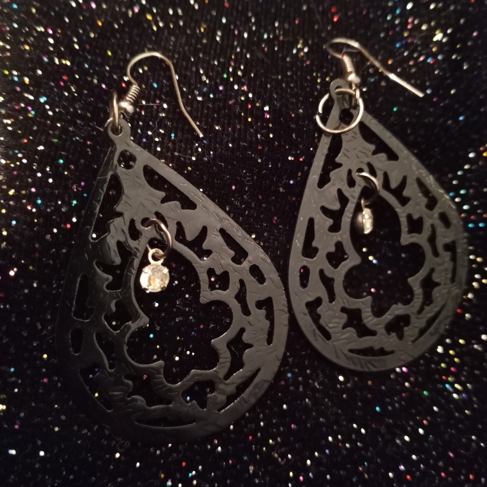 Gorgeous black earrings